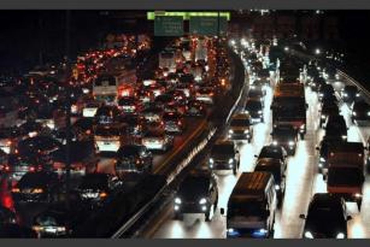 Kemacetan terjadi di dua arah Jalan Gatot Subroto, Jakarta, baik di jalan arteri maupun jalan tol dalam kota, Kamis (5/1/2012).