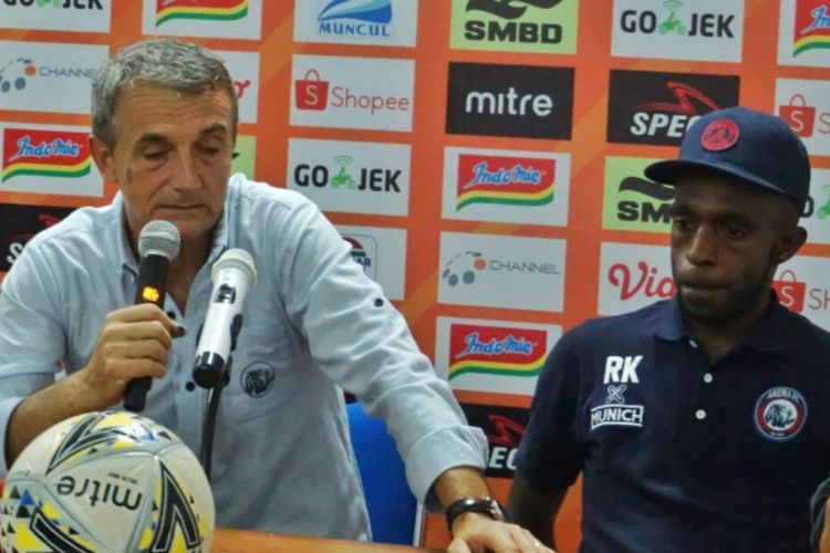 Pelatih Arema FC Milomir Seslija dan Riky Kayame saat jumpa pers usai laga melawan PSS Sleman