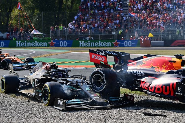 Pebalap Mercedes, Lewis Hamilton, terlibat tabrakan dengan Max Verstappen (Red Bull) dalam F1 GP Italia 2021 di Autodromo Nazionale Monza, Minggu 12 September 2021. 