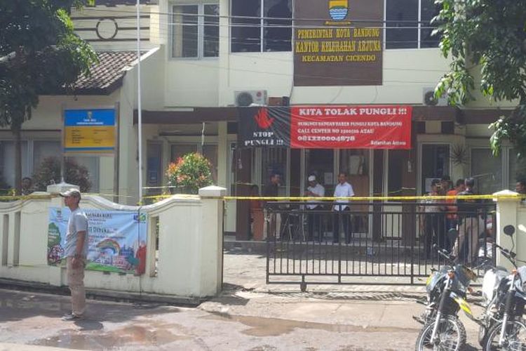 Kondisi terakhir Kantor Kelurahan Arjuna, Kecamatan Cicendo, Kota Bandung, pasca baku tembak dengan terduga teroris.