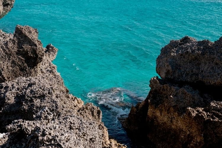 Bebatuan di Pantai Ujong Kareung, Pulau Sabang, Aceh.