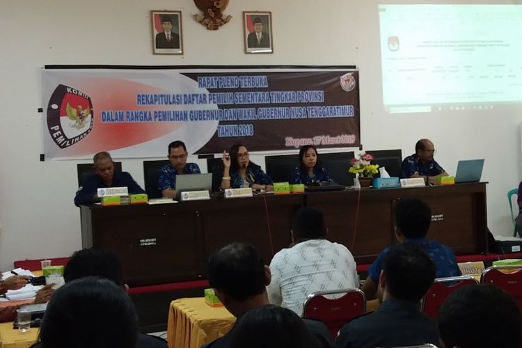 Rapat pleno terbuka, rekapitulasi daftar pemilih sementara tingkat provinsi, dalam rangka pemilihan gubernur dan wakil gubernur NTT, yang digelar oleh KPU setempat Sabtu (17/3/2018).