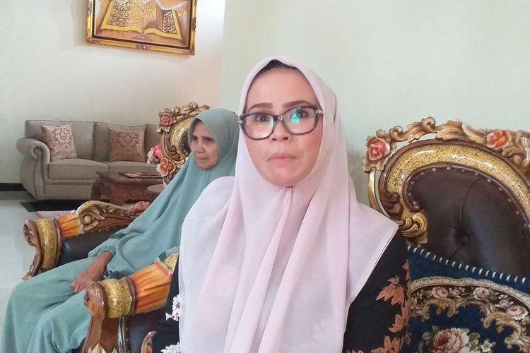 Ade Hartati, keluarga dari WNI asal Kota Pekanbaru, Riau yang dievakuasi dari Kota Wuhan, China, saat diwawancarai Kompas.com di Pekanbaru, Riau, Minggu (2/2/2020).