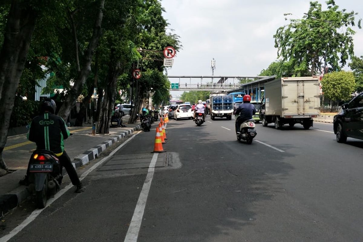 Kendaraan bermotor parkir di jalur sepeda, Jalan Pemuda, Jakarta Timur, Rabu (20/11/2019).