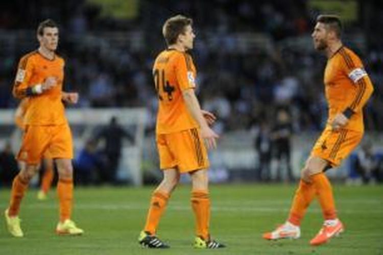 Pemain Real Madrid, Sergio Ramos (kanan) dan Gareth Bale (kiri), mendekati Asier Illarramendi (tengah) yang mencetak gol ke gawang Real Sociedad pada laga di Stadion Anoeta, Sociedad, Sabtu (5/4/2014).