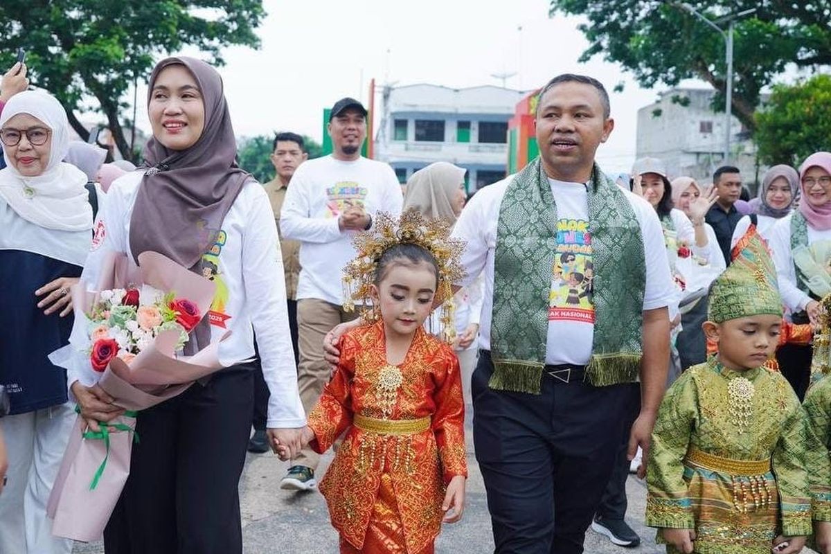 Gubernur Riau Abdul Wahid pada puncak peringatan Hari Anak Nasional (HAN) ke-41 tahun 2025 di Indragiri Hulu (Inhu) berlangsung hangat dan penuh ma