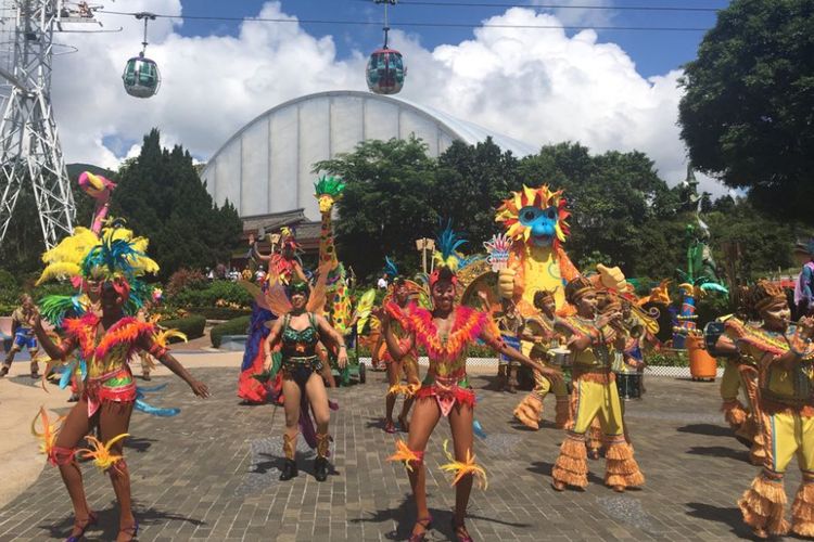 Pawai kostum bertemakan binatang di pembukaan Ocean Park Summer Carnimal 2018. Foto diambil pada Senin (25/6/2018).