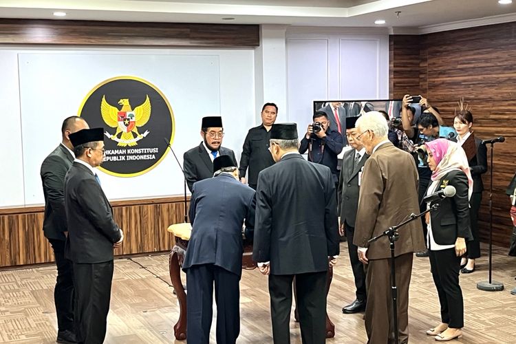 Ketua Mahkamah Konstitusi (MK) Anwar Usman resmi melantik tiga Anggota Majelis Kehormatan Mahkamah Konstitusi (MKMK), Selasa (24/10/2023).