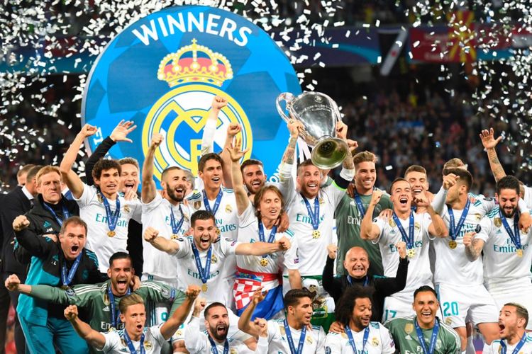Kapten Real Madrid, Sergio Ramos, mengangkat trofi Liga Champions setelah memastikan gelar juara dengan mengalahkan Liverpool 3-1, Minggu (27/5/2018).