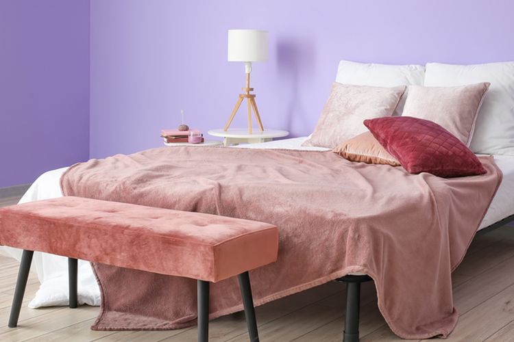 Ilustrasi kamar tidur dengan warna cat ungu.