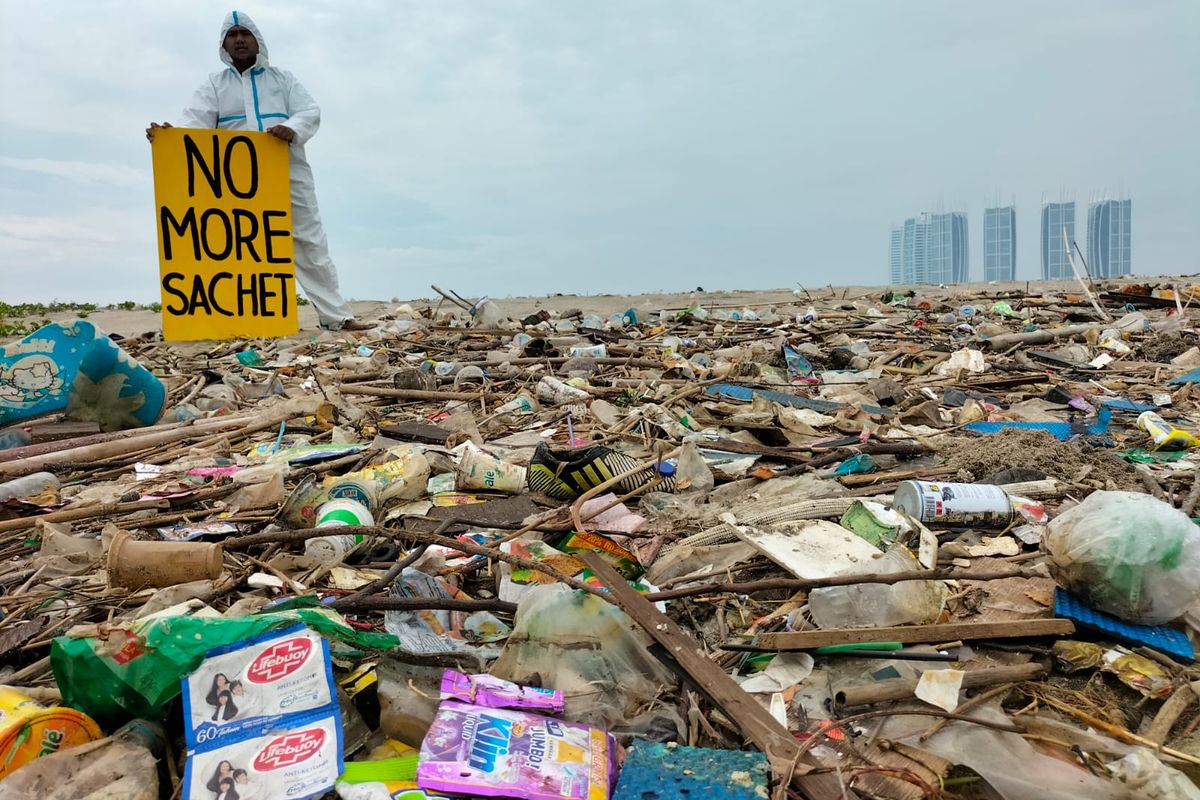 Tiga komunitas yang terdiri dari Gerakan Indonesia Diet Kantong Plastik (GIDKP), Ecoton, dan River Warrior melakukan kegiatan susur sungai dan brand audit di perairan Jakarta selama satu pekan, Minggu (12/6/2022) hingga Minggu (19/6/2022).  Hasilnya, mereka menemukan berbagai sampah sachet yang mengapung di badan air, terjerat ranting atau batang pohon, hingga sampah sachet yang berada di pantai dan terpendam di bantaran tepi sungai.