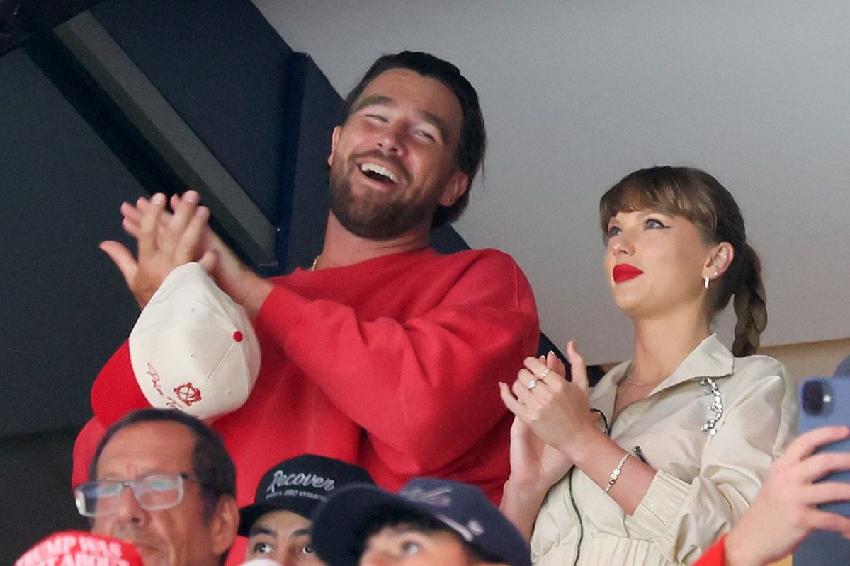 Taylor Swift (kanan) dan Travis Kelce (kiri) saat menghadiri pertandingan Stanley Cup Final 2025 di Florida, Amerika Serikat, pada Kamis (12/6/2025). Travis Kelce disebut belum berencana melamar Taylor Swift. Psikolog mengingatkan, menikah bukan satu-satunya ukuran kesuksesan hidup.