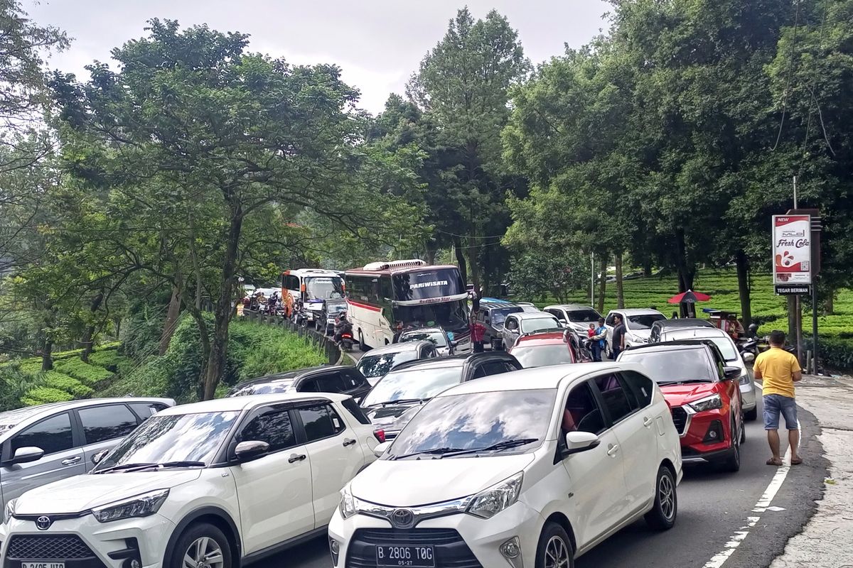 Situasi arus lalu lintas di jalur wisata Puncak Bogor, Jawa Barat, Minggu (7/7/2024).