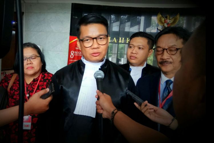 Kuasa Hukum pemohon uji materi terkait UU 13/2012 tentang Keistimewaan DIY, Irman Putra Sidin saat ditemui usai persidangan di Mahkamah Konstitusi, Jakarta Pusat, Kamis (31/8/2017).