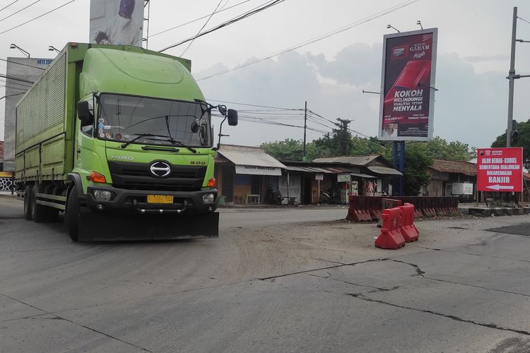 Sejumlah kendaraan melintas simpang Trengguli, Kecamatan Wonosalam salah satu jalur alternatif Demak - Kudus, Minggu (11/2/2024). (KOMPAS.COM/NUR ZAIDI)