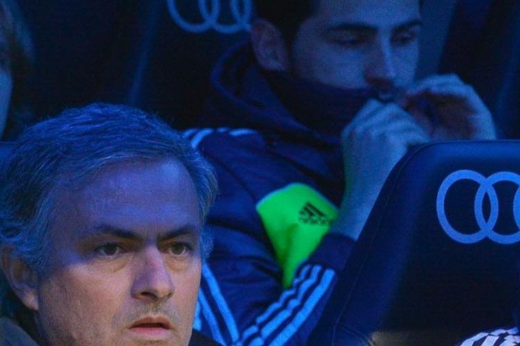 Pelatih Real Madrid dari Portugal, Jose Mourinho (kiri), dan kiper sekaligus kapten tim, Iker Casillas (kanan), memperhatikan pertandingan timnya melawan Real Sociedad dalam laga Liga BBVA di Stadion Santiago Bernabeu, Minggu (6/1/2013). Madrid akhirnya menang 4-3. 