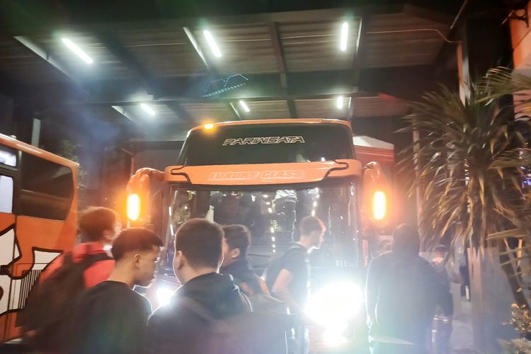 Rombongan Persik Kediri yang membawa pemain, pemain dan official tim persiapan pulang ke Kediri usai insiden kaca bus pecah karena dilempar batu oleh oknum usai menjalani laga pekan ke-32 Liga 1 2024-2025 melawan tuan rumah Arema FC yang berakhir dengan kemenangan tim tamu 3-0 yang berlangsung di Stadion Kanjuruhan Kepanjen, Kabupaten Malang, Minggu (11/5/2025) malam.