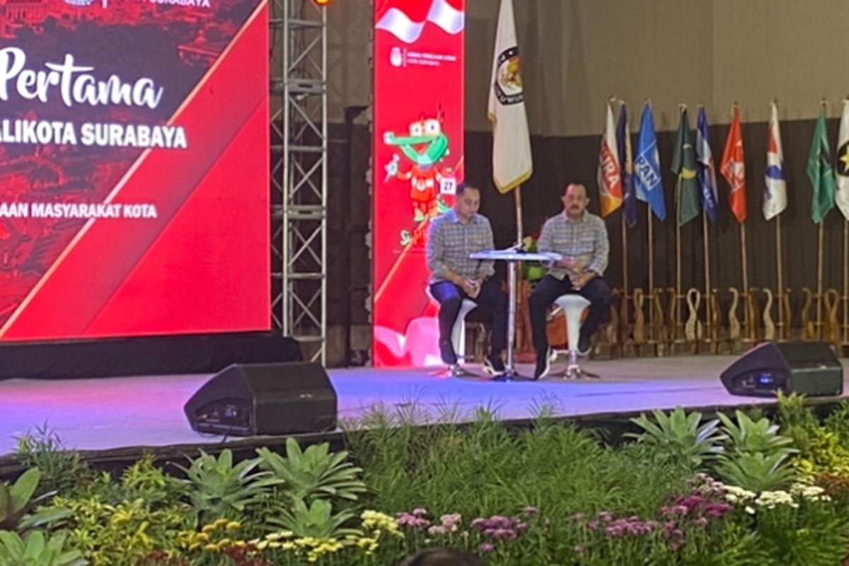 Paslon Pilkada Surabaya, Eri Cahyadi-Armuji, saat jeda debat, Rabu (16/10/2024).