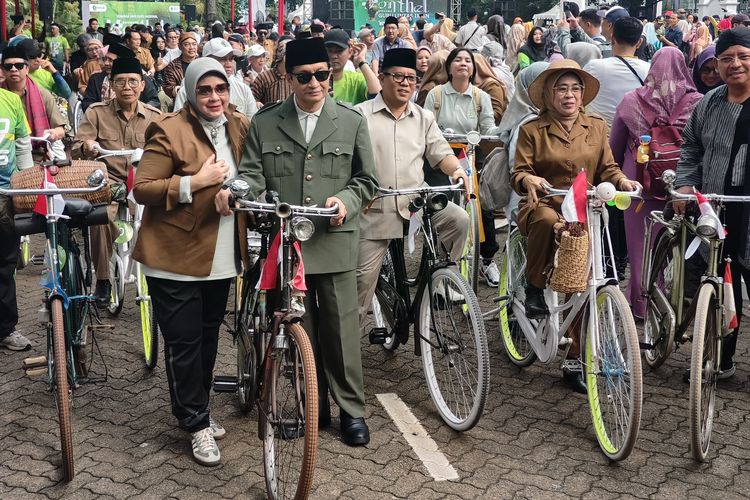 Menteri Agama (Menag) Nasaruddin Umar (berkostum Bung Karno) saat mengikuti kegiatan gowes Hari Guru Nasional 2025 di Kantor Kemenag, Lapangan Banteng, Jakarta, Minggu (23/11/2025).