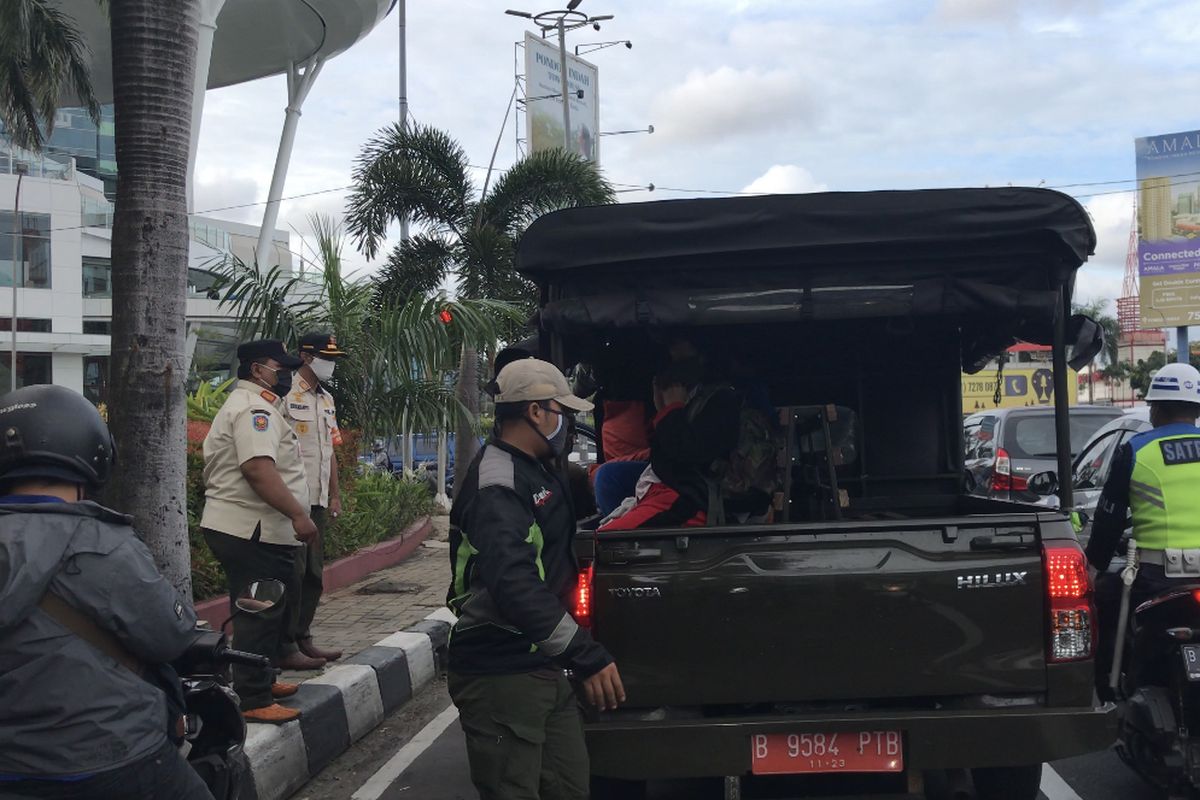 Sejumlah badut dan pengamen di kawasan Pondok Indah, Kebayoran Lama dibawa anggota Satuan Polisi Pamong Praja (Satpol PP) Jakarta Selatan pada Rabu (24/3/2021) sore. Kegiatan dari Satpol PP ini bernama Operasi Asuh dan Asih.