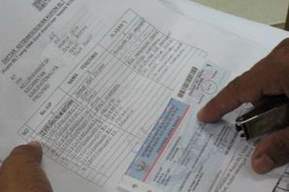 Sebanyak 38.109 lembar kartu Bantuan Langsung Tunai (BLT) untuk wilayah Kota Bekasi, Selasa (10/6), dibagikan oleh PT Pos Indonesia ke lurah se-Kota Bekasi. 