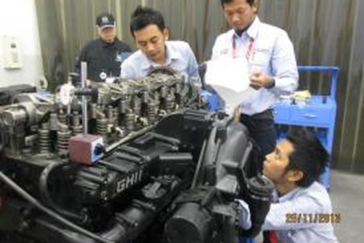 Para mekanik dari tim United Tractors Indonesia sedang memeriksa mesin truk produksi UD dalam kompetisi internasional Gemba Challenge di Ageo, Jepang, 18 November 2014.