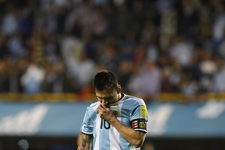 Ekspresi striker Argentina, Lionel Messi, setelah timnya ditahan imbang tanpa gol oleh Peru dalam pertandingan Kualifikasi Piala Dunia 2018 zona Amerika Selatan di Buenos Aires, 5 Oktober 2017.
