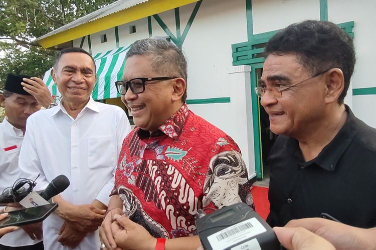 Sekretaris Jenderal PDI-P Hasto Kristiyanto tertawa saat menjawab pertanyaan awak media tentang pernyataan Wapres Maruf Amin soal ingin jadi anak presiden, di rumah pengasingan Bung Karno, Ende, Nusa Tenggara Timur, Jumat (31/5/2024).