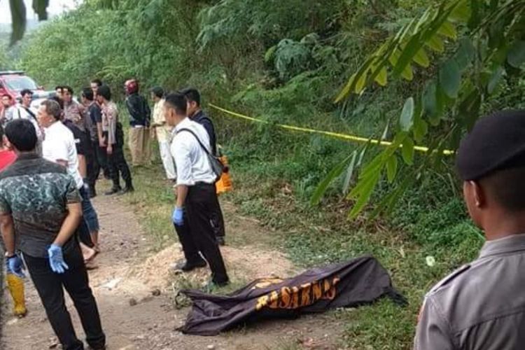 Jenazah pria tanpa identitas ditemukan warga sekitar di pinggiran jalan Perumahan Bukit Tiban Permai, Sekupang, Batam, Kepulauan Riau, Rabu (27/2/2019).