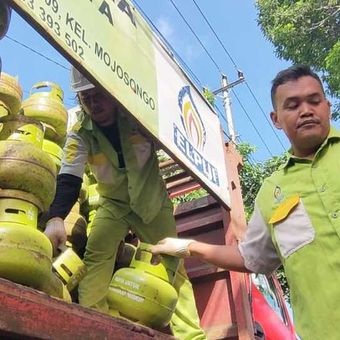 Distibusi liquified petroleum gas (LPG) atau elpiji 3 kg di Kota Solo, Jawa Tengah.