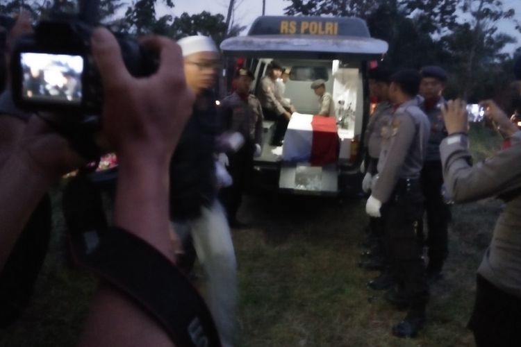 Prosesi pemakaman Briptu Anumarta Rido Setiawan di Desa Negeri Katon Selaga Linggai Lampung Tengah