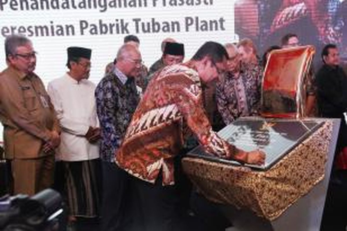 Menteri Perindustrian, Saleh Husin menandatangani prasasti peresmian pabrik Tuban Plant, disaksikan oleh jajaran Komisaris dan Direksi PT Holcim Indonesia Tbk, Senin (24/8/2015), di Tuban, Jawa Timur.