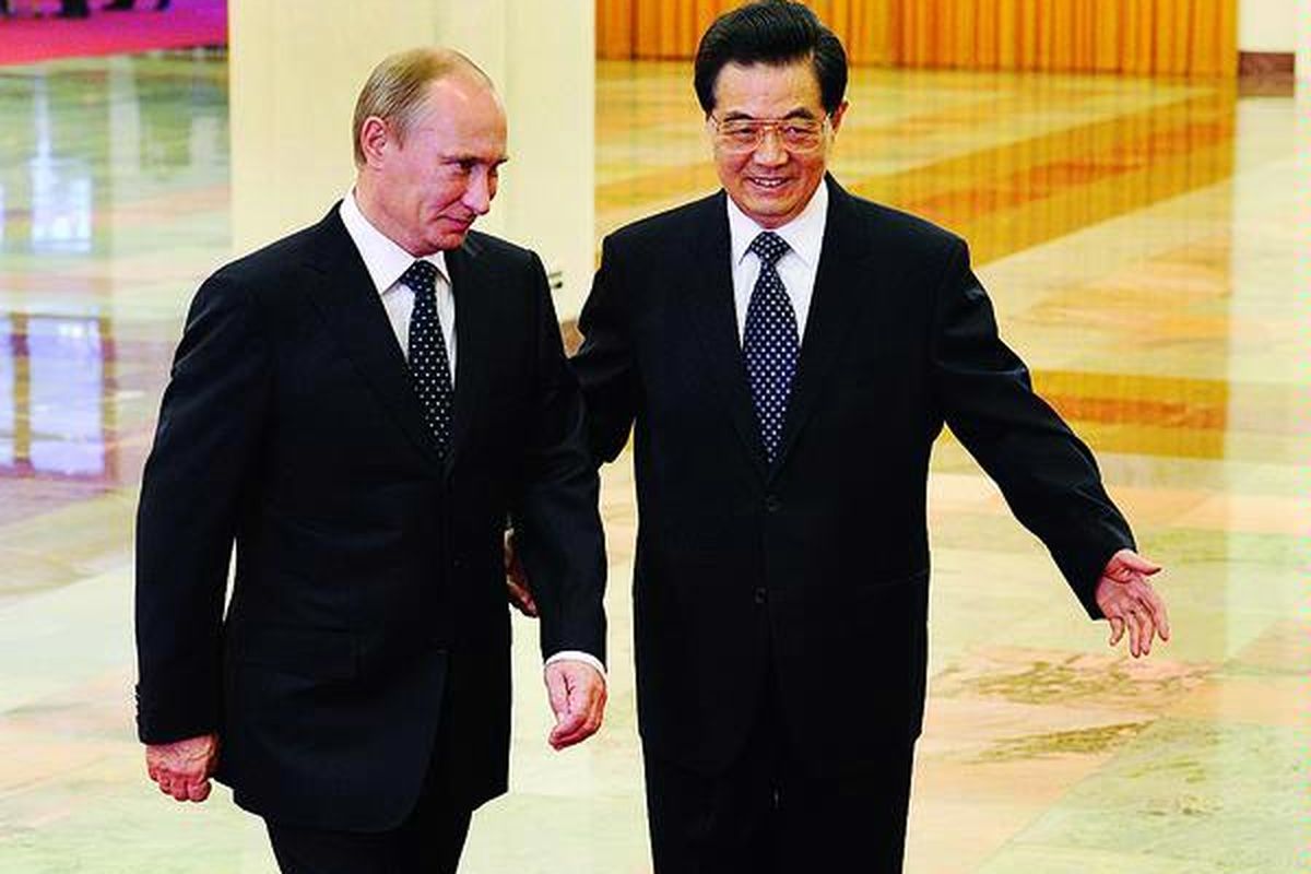 Presiden China Hu Jintao (kanan) mempersilakan tamunya, Perdana Menteri Rusia Vladimir Putin, menuju ruang pertemuan di Balai Agung Rakyat, Beijing, China, Rabu (12/10). Putin, yang membawa delegasi dalam jumlah besar, berkunjung ke China untuk bertemu dengan Hu Jintao  dan Perdana Menteri  China Wen Jiabao, mendiskusikan isu diplomatik dan perdagangan  antarkedua negara besar itu.