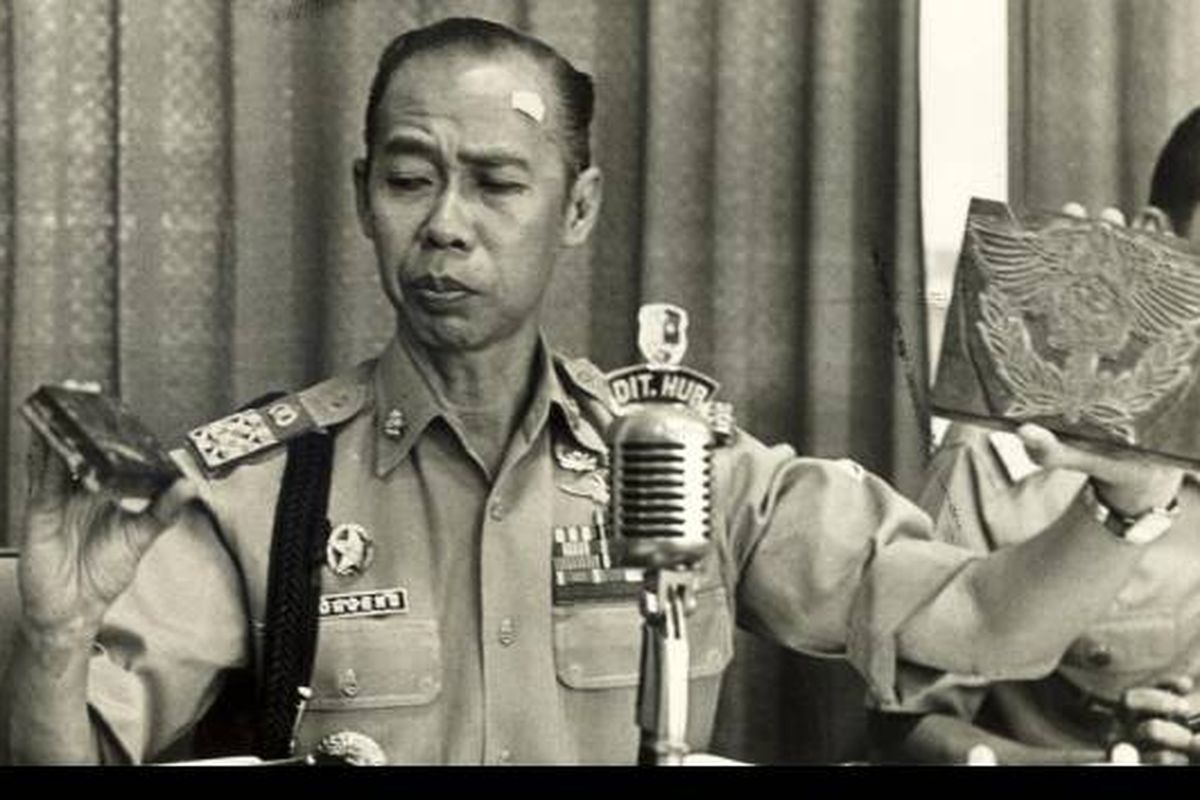 Kepala Polri (1968-1971) Jenderal (Pol) Hoegeng Imam Santoso. 