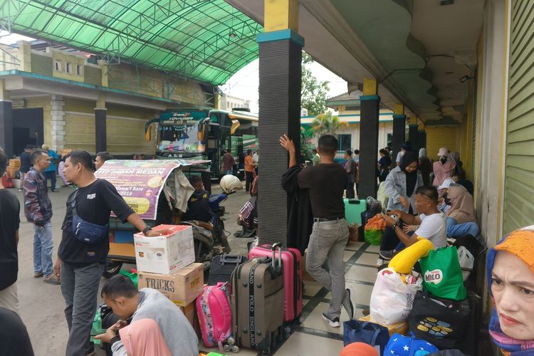 Pemudik saat menunggu bus di Stasiun PT ALS di Jalan Sisingamangaraja Medan, Senin (8/4/2024)