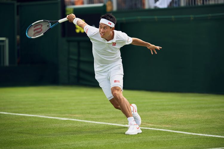 Kei Nishikori dengan seragam kejuaraan Wimbledon 2021 dari Uniqlo