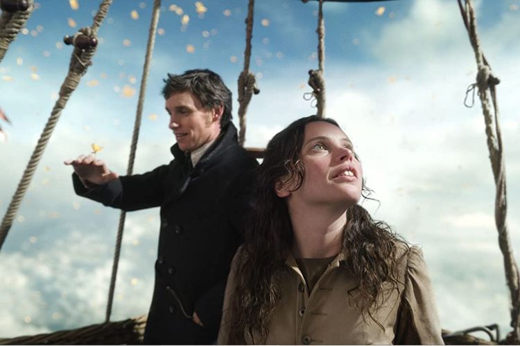 Eddie Redmayne dan Felicity Jones dalam film biografi The Aeronauts (2019).