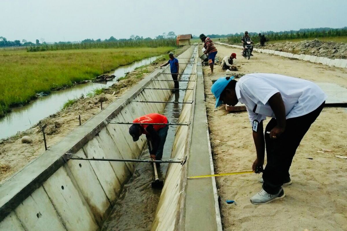 Jaringan irigasi Ramonia yang tengah direhabilitasi.