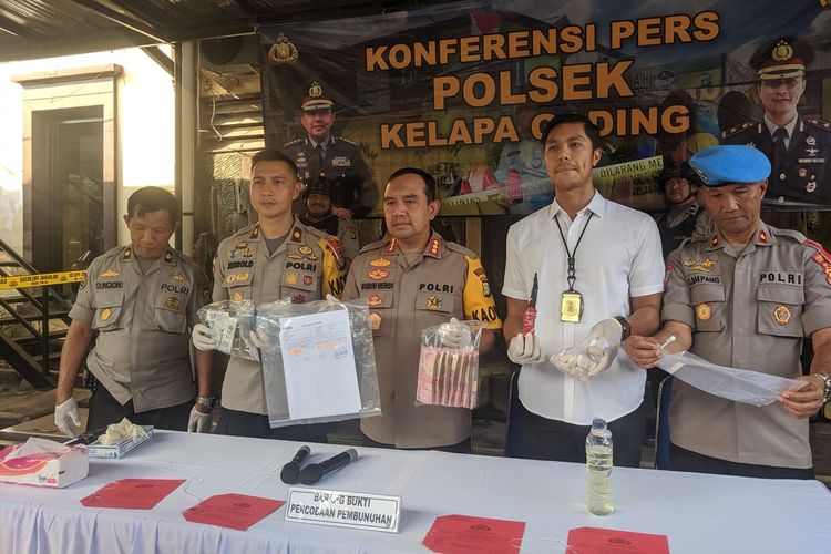 Press release di Mapolsek Kelapa Gading Jakarta Utara terkait pengungkapan perencanaan pembunuhan oleh istri dan selingkuhannya terhadap suami.