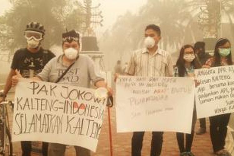 Sejumlah elemen masyarakat di Palangkaraya, Kalimantan Tengah, memprotes dan menggugat pemerintah atas bencana kabut asap yang terus terjadi, Rabu (21/10). Jarak pandang di Palangkaraya pada pukul 07.00-pukul 10.00 hanya 10-30 meter.