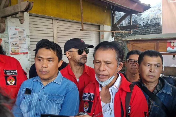 Tulus Hutagalung, keluarga korban Irwan Hutagalung ikut menghadiri rekonstruksi kasus pembunuhan di toko air minum isi ulang, Jumat (12/5/2023).