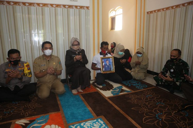Bupati Jombang Mundjidah Wahab bersama jajaran Forkopimda Pemkab Jombang, mengunjungi rumah keluarga Kls Nav Deni Richi Sambudi, Senin (26/4/2021).