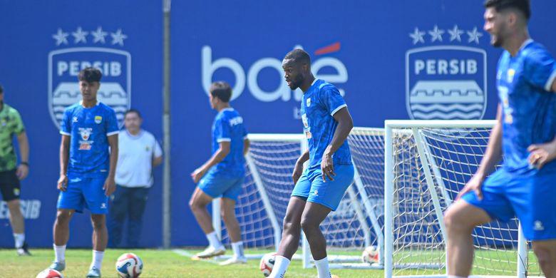 Bek anyar Persib Bandung asal Perancis Gabriel Mutombo dalam sesi latihan pramusim tatap Super League 2026-2027. 