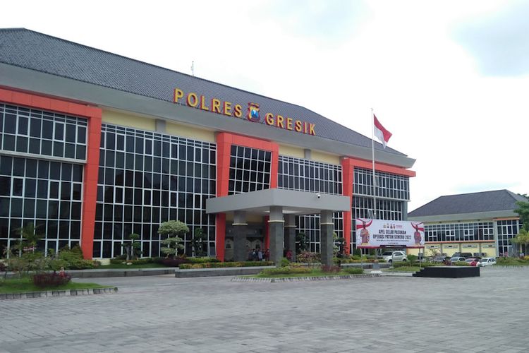 Sebanyak 40 remaja yang ditengarai hendak tawuran, sementara diamankan dan dimintai keterangan oleh polisi di Mapolres Gresik. 