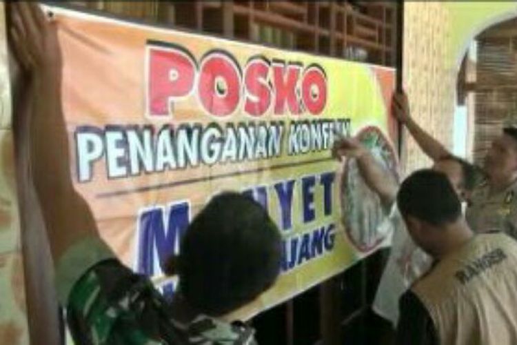 Posko di dirikan warga dan petugas pasca serangan monyet di Karanggeneng, Boyolali, Jawa Tengah, Senin (7/8/2017).