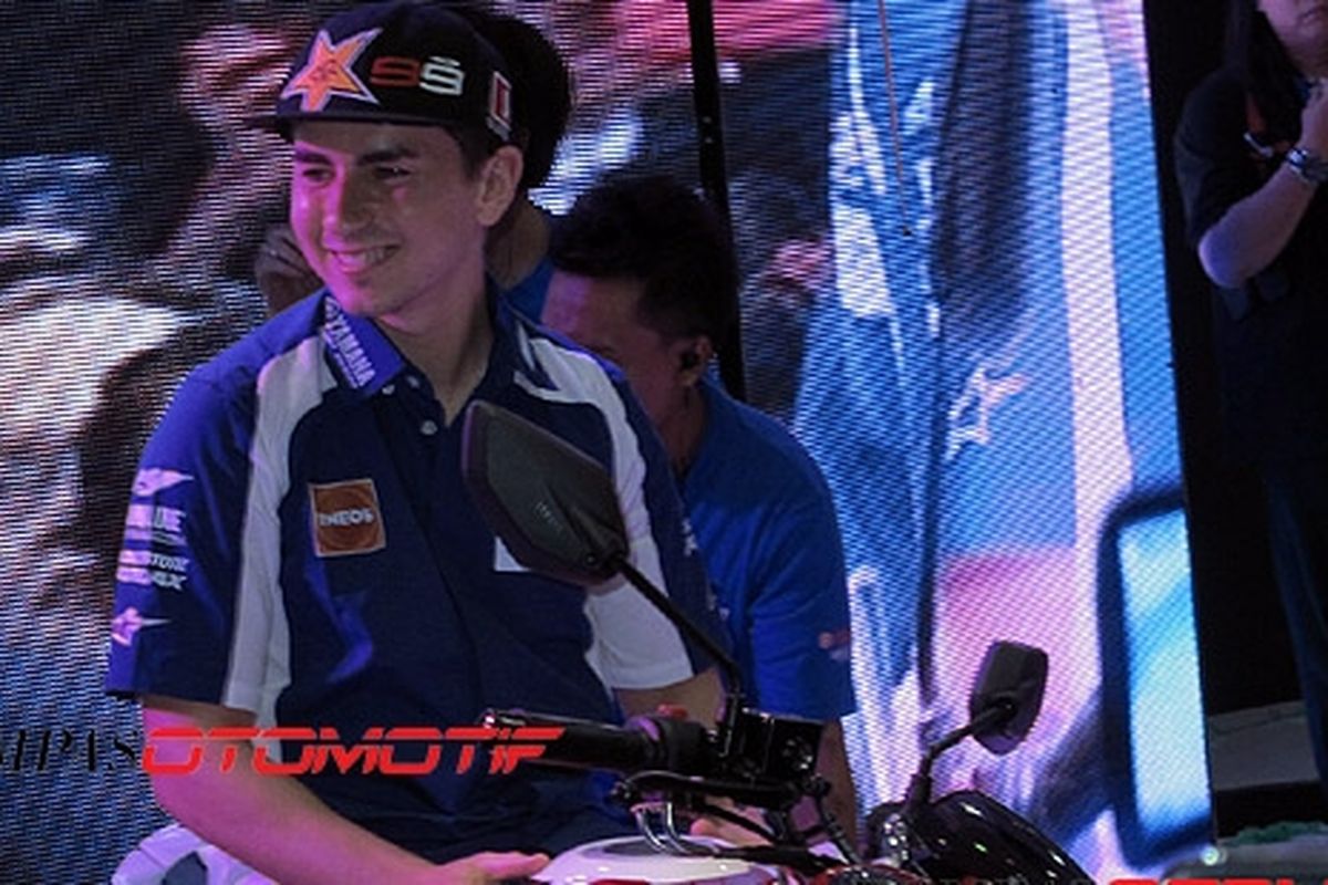 Juara dunia MotoGP 2012, Jorge Lorenzo menyambagi booth Yamaha di JMCS.