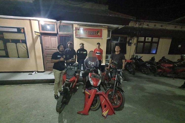 Pihak Kepolisian Polres Jayapura, saat menangkap seorang pelaku pencurian motor dan mengamankan 3 unit sepeda motor yang diduga hasil curanmor di BTN Doyo Grand, Distrik Sentani, Kabupaten Jayapura, Papua, Selasa (24/1/2023) dini hari.