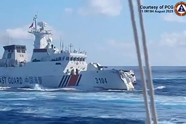 Tangkapan layar dari video yang memperlihatkan kapal penjaga pantai atau Coast Guard China hancur setelah bertabrakan dengan kapal perang Angkatan Laut China, ketika mengejar kapal Filipina di perairan Beting Scarborough, wilayah yang diperebutkan kedua negara di Laut China Selatan, Senin (11/8/2025).