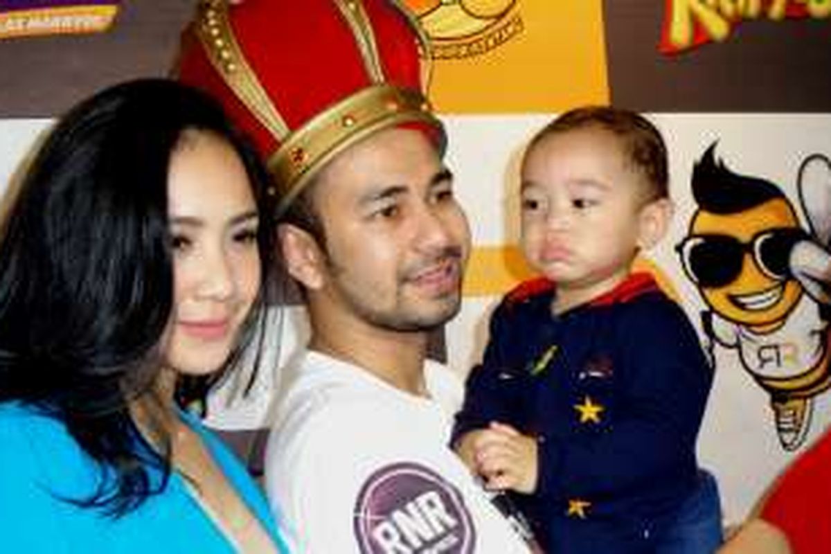 Pembawa acara Raffi Achmad bersama sang putra, Rafathar Malik Ahmad dan istrinya, Nagita Slavina saat menggelar jumpa pers film Rafathar di Senayan City, Jakarta Selatan, Minggu (6/11/2016).