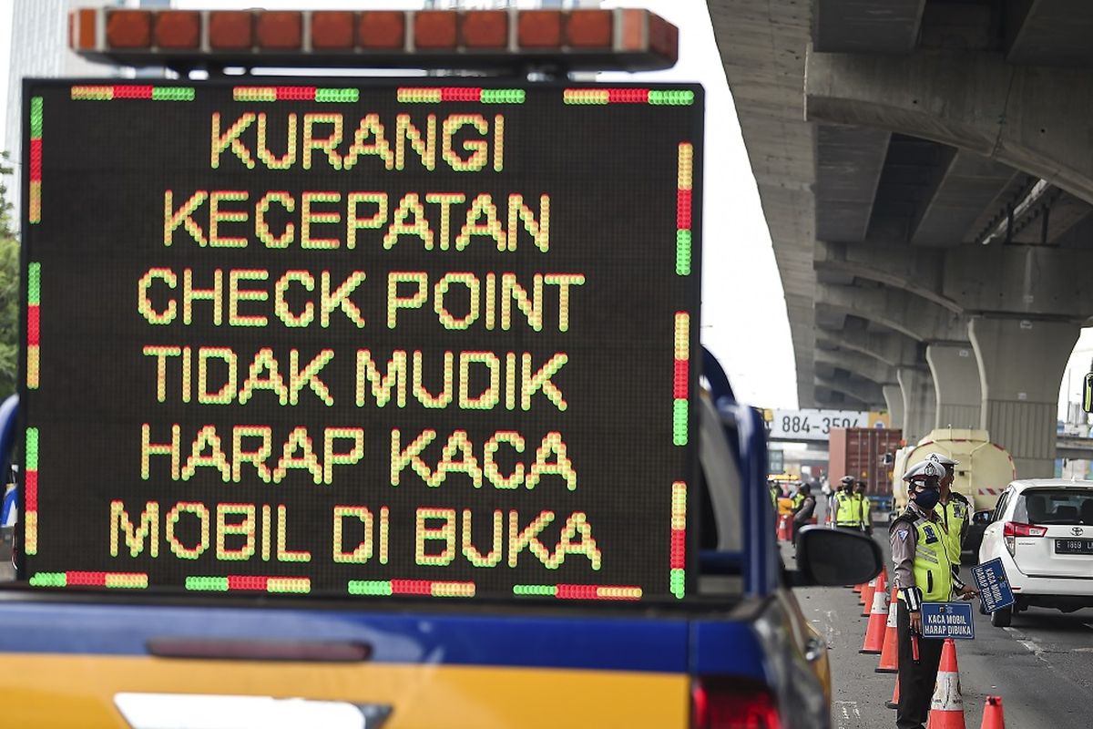 Petugas kepolisian memeriksa sejumlah kendaraan yang melintas di jalan tol Jakarta-Cikampek, Cikarang Barat, Jawa Barat, Selasa (19/5/2020). Presiden Joko Widodo menyatakan bahwa dalam beberapa minggu ke depan, pemerintah masih tetap berfokus pada upaya pengendalian wabah COVID-19 melalui larangan mudik dan mengendalikan arus balik. ANTARA FOTO/Nova Wahyudi/foc.
